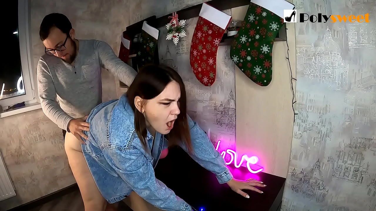 Oğlan ağzı və siki ilə götdə at quyruğu olan yaraşıqlı qızı sikməkdən həzz alırdı