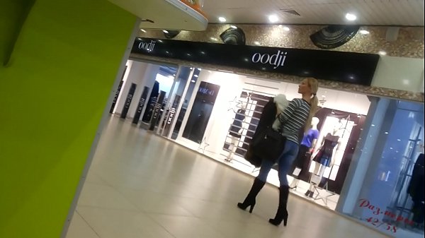 Supermarketdə sərin cücə.