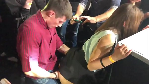 Rus gecə klubunda əsl seks. 18 yaşlı rus qızı gecə klubunda anus və vajinada sikilib